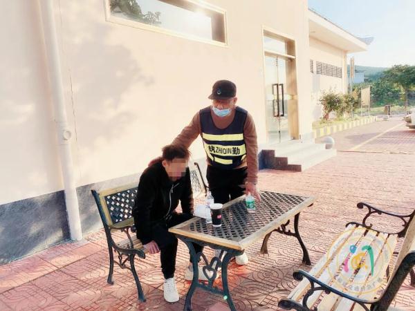 他在高速服务区呕吐不止！接下来一幕……