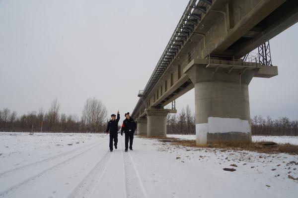 父亲牺牲10年后儿子继承警号 新入职的80多天如何度过? 父亲牺牲10年后儿子继承警号 新入职的80多天如何度过?