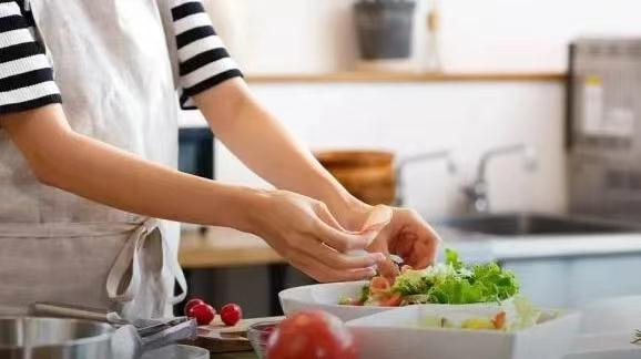 闻臭师拍了拍你，并递给你一碗螺蛳粉