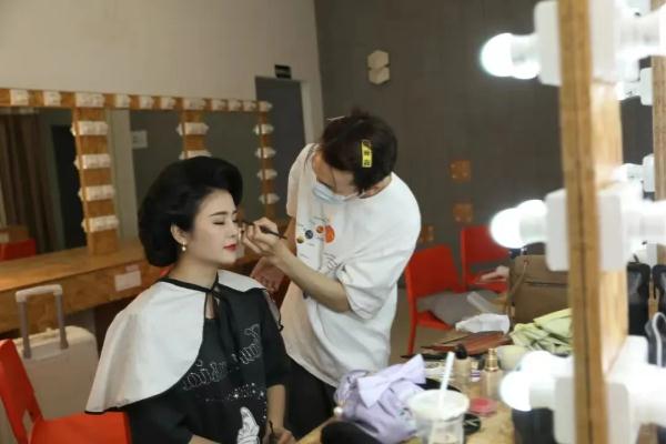 闻臭师拍了拍你，并递给你一碗螺蛳粉