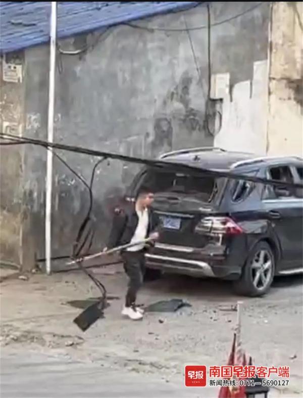 男子当街持斧头打砸奔驰车，警方通报
