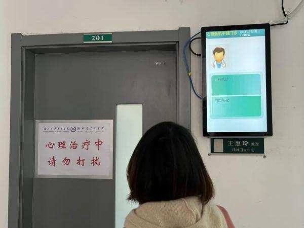 这个门诊800多元看一次，仍一号难求，记者探访→