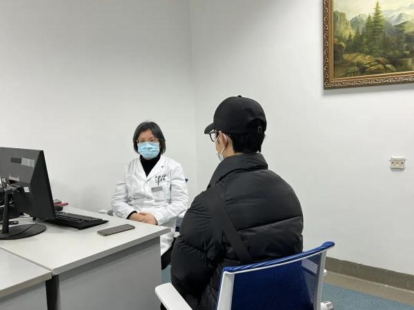 这个门诊800多元看一次，仍一号难求，记者探访→