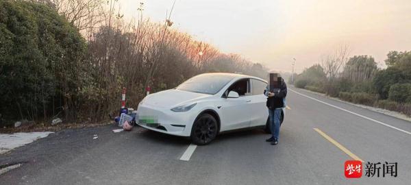 男子驾车右转疏于观察，一头撞倒电动车担全责