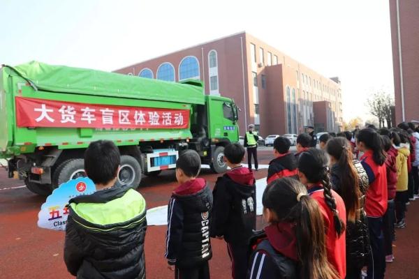 两起最近发生的事故告诉你,大货车盲区有多可怕! 两起最近发生的事故告诉你,大货车盲区有多可怕!