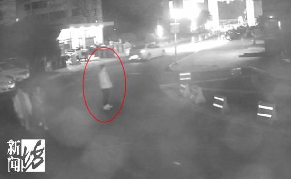 代驾深夜开车到目的地，回头一看，后排车主居然"消失"了