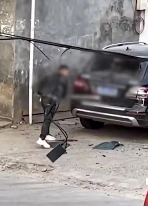 男子拿大铁锤怒砸违停越野车？海口警方：与车主有纠纷，已刑拘