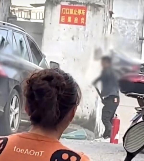 男子拿大铁锤怒砸违停越野车？海口警方：与车主有纠纷，已刑拘