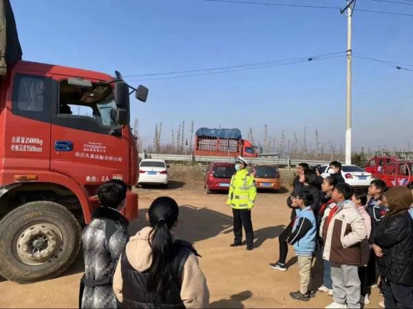 两起最近发生的事故告诉你,大货车盲区有多可怕! 两起最近发生的事故告诉你,大货车盲区有多可怕!