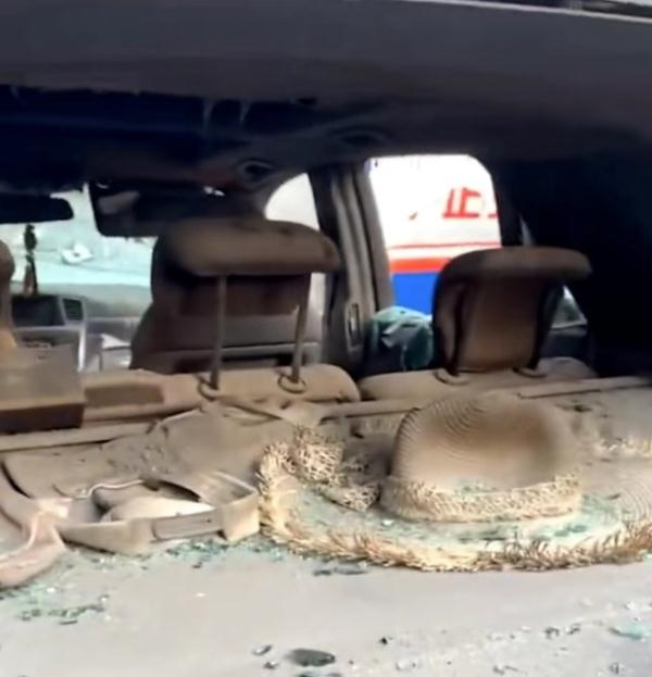 男子拿大铁锤怒砸违停越野车？海口警方：与车主有纠纷，已刑拘