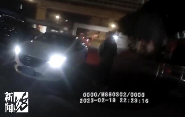 代驾深夜开车到目的地，回头一看，后排车主居然"消失"了