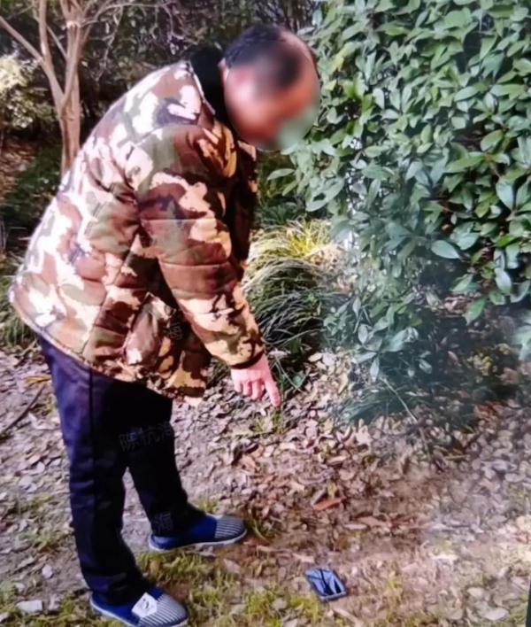 做贼心虚的他竟将赃物藏在...... 做贼心虚的他竟将赃物藏在......