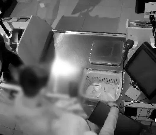 凌晨靠“身材”作案?商家请注意:别给小偷“留门”! 凌晨靠“身材”作案?商家请注意:别给小偷“留门”!