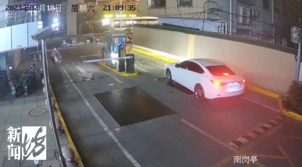 代驾深夜开车到目的地，回头一看，后排车主居然"消失"了