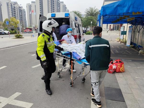 紧急16分钟！柳州街头这一幕！全网点赞