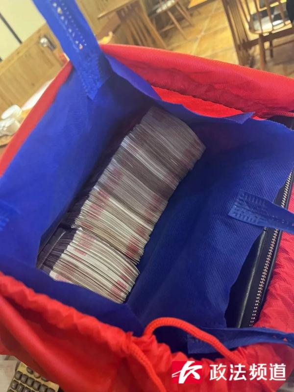20万长沙一餐厅店长搞卫生时发现一袋子打开一看全是钱