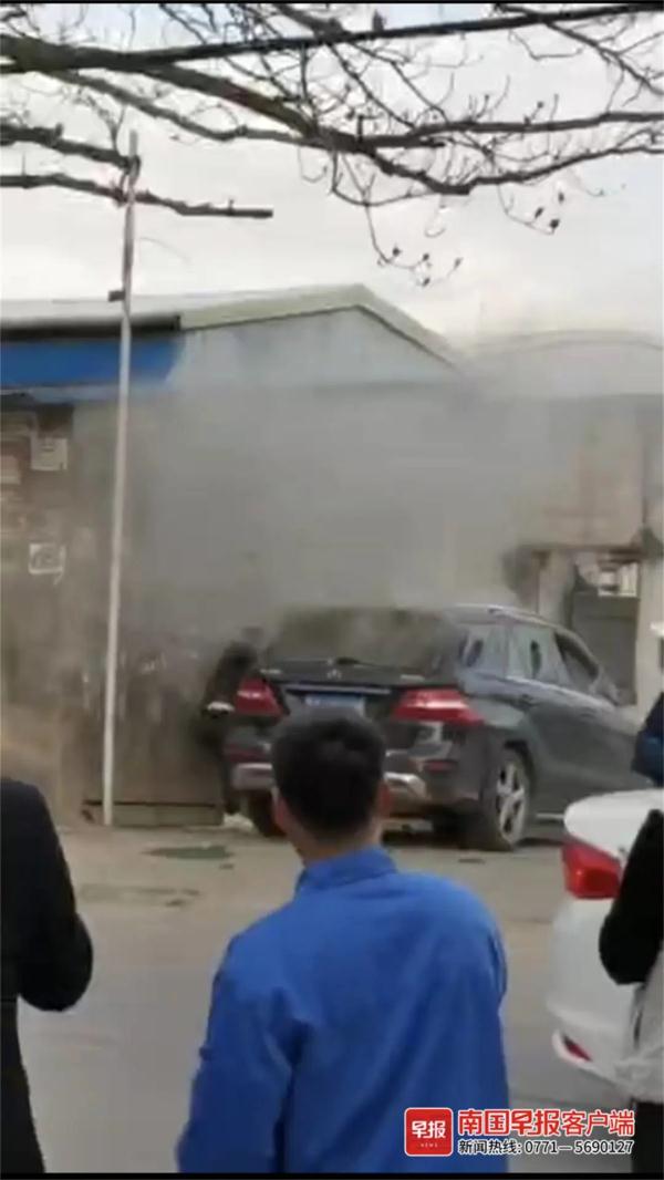 男子当街持斧头打砸奔驰车，警方通报