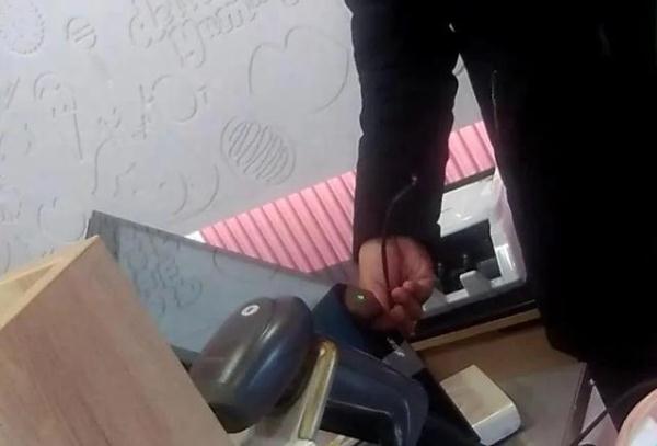 凌晨靠“身材”作案?商家请注意:别给小偷“留门”! 凌晨靠“身材”作案?商家请注意:别给小偷“留门”!