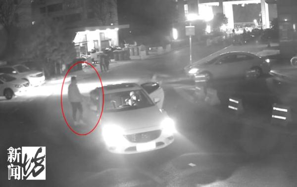 代驾深夜开车到目的地，回头一看，后排车主居然"消失"了