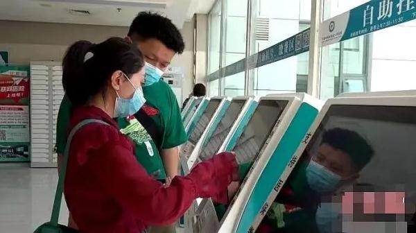 闻臭师拍了拍你，并递给你一碗螺蛳粉