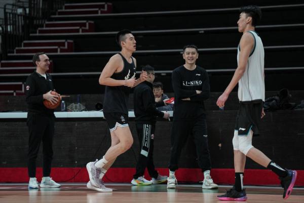 辽宁男篮主教练杨鸣：克服困难 做好球队磨合