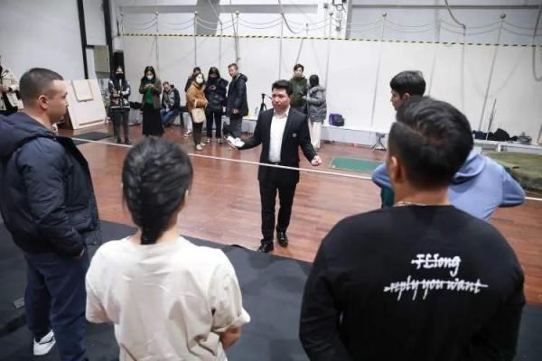 52岁，他仍在钢丝上行走