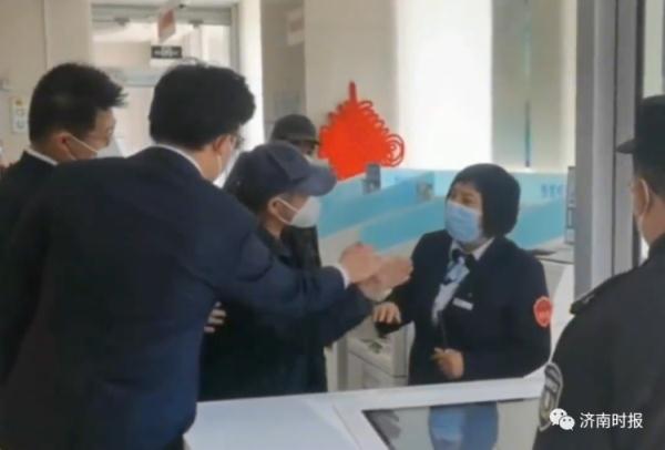 “大爷怒斥银行员工”引发热议，最新回应