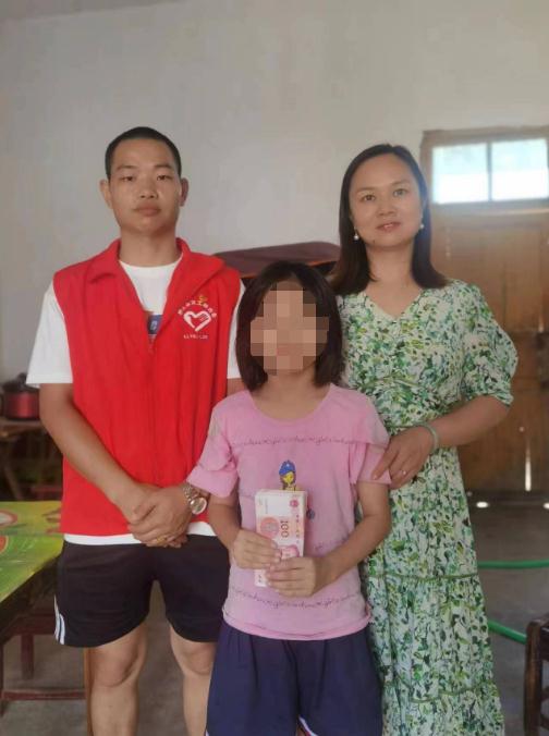 株洲小女孩跌落废矿坑！男子一头扎进水里救人：她和我女儿一般大