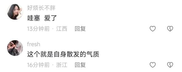 满满的仪式感！重庆一高校老师课上穿西装为学生拉小提琴
