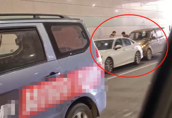 贵阳中环一隧道内,连续发生两起追尾事故 贵阳中环一隧道内,连续发生两起追尾事故