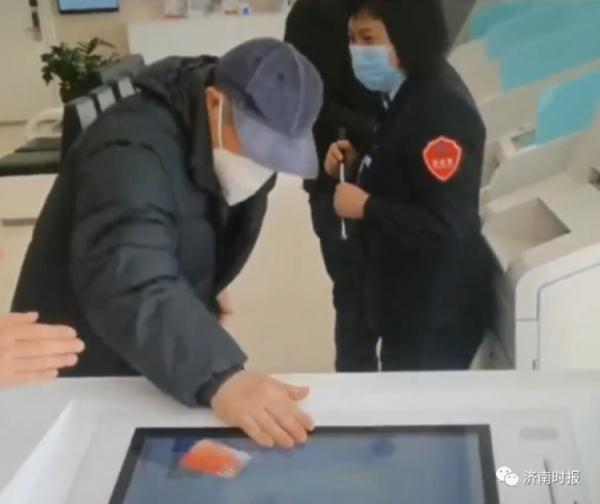 “大爷怒斥银行员工”引发热议，最新回应