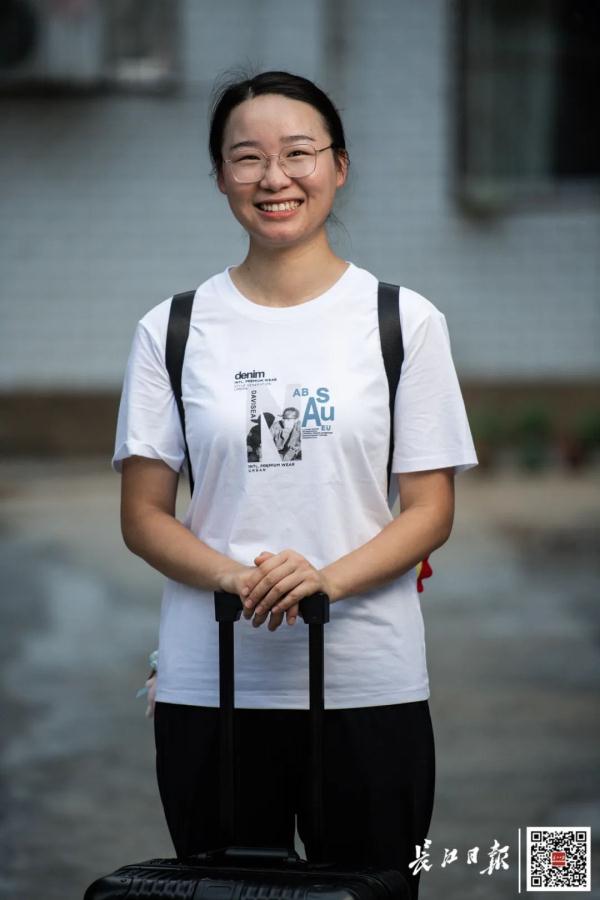 历经苦难的女孩， 刚考上大学就决定休学！