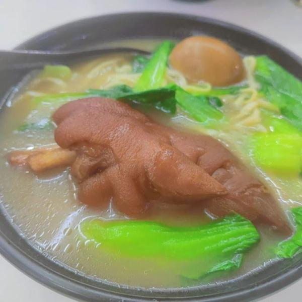 《狂飙》猪脚面、半价早餐、免费水果……学校食堂有点“卷”