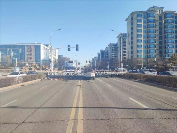 大街上 货车撞倒限高架 砸向对向小轿车……