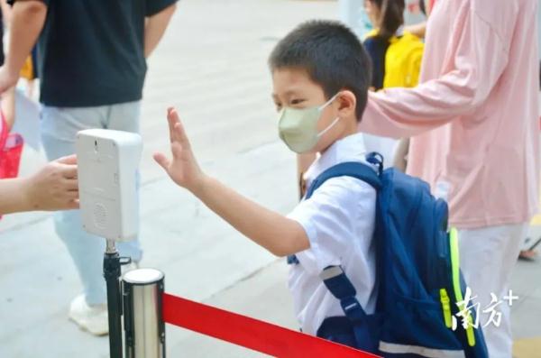 甲流进入高发期，多地学校停课！症状和新冠有什么不同？