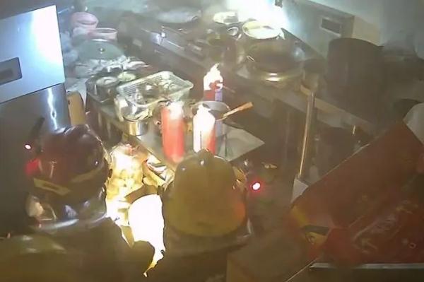 监控还原：油锅突然起火，火焰窜至一米高...