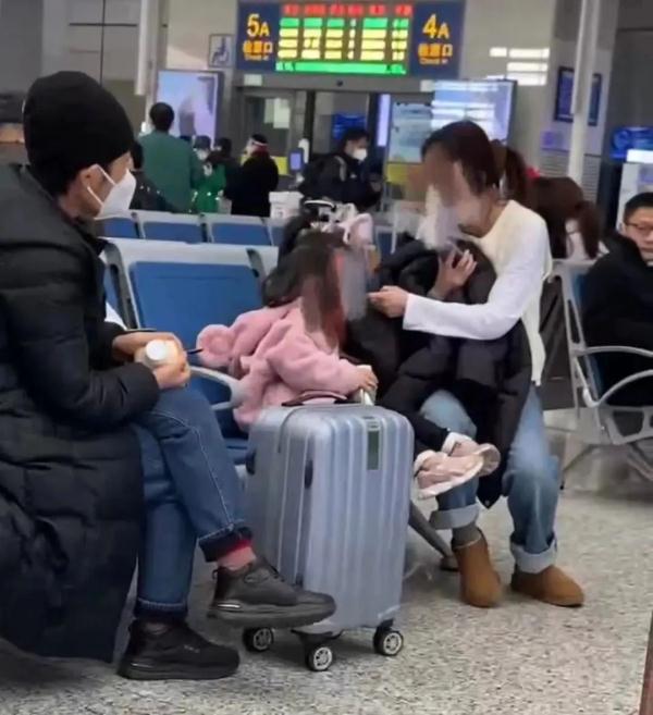一女子高铁站殴打威胁女童，警方回应