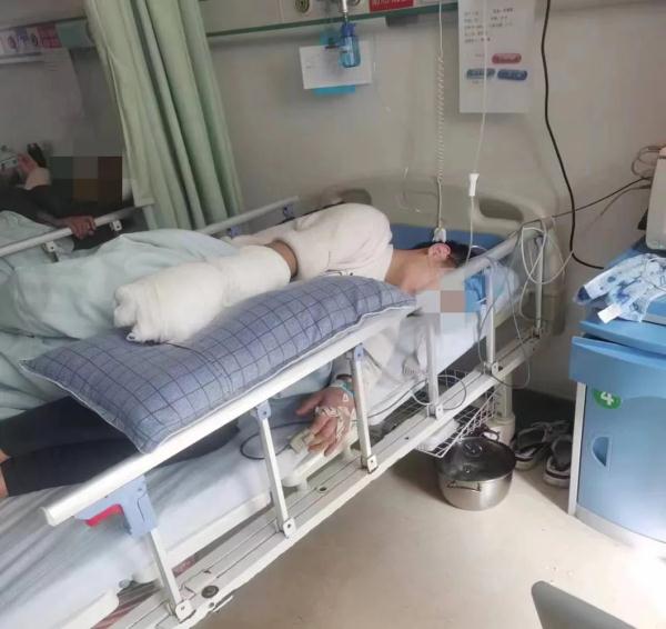 “这伤口不对劲！”他一句话救回一条命