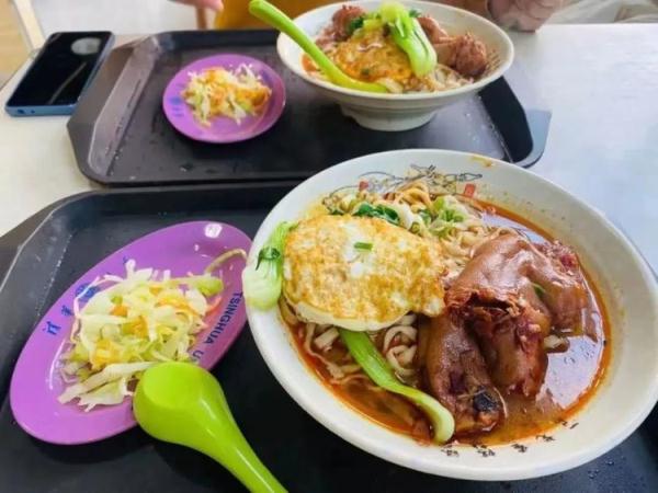 《狂飙》猪脚面、半价早餐、免费水果……学校食堂有点“卷”