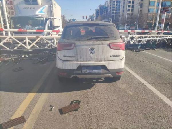 大街上 货车撞倒限高架 砸向对向小轿车……