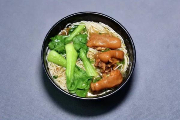 《狂飙》猪脚面、半价早餐、免费水果……学校食堂有点“卷”