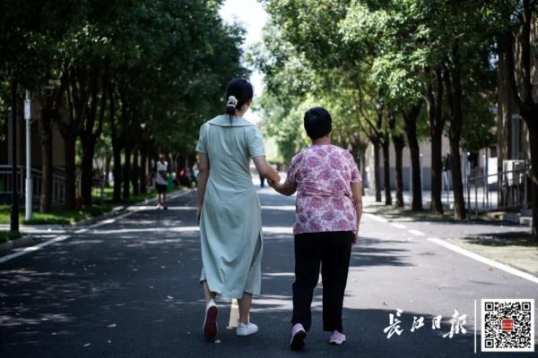 历经苦难的女孩， 刚考上大学就决定休学！