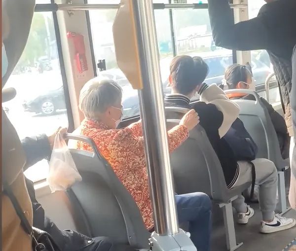男生未让座被老人骂哭，目击者称更过分的是……