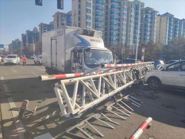 大街上 货车撞倒限高架 砸向对向小轿车……