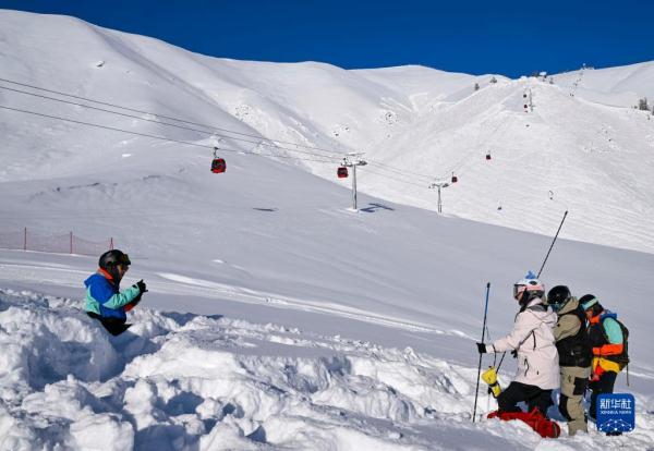 地形多样等优势,新疆建起多座高规格滑雪场,形成了天山山脉,阿尔泰山