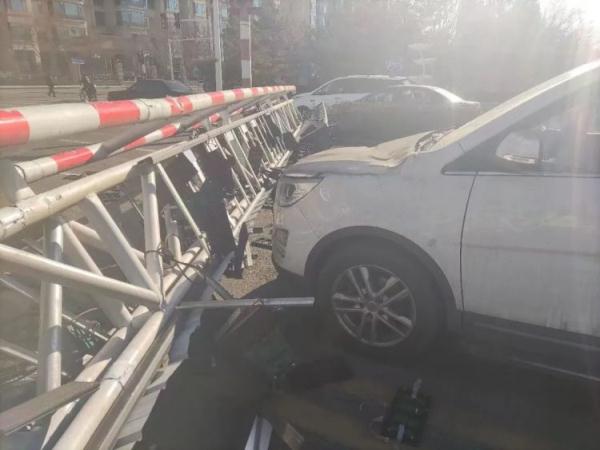 大街上 货车撞倒限高架 砸向对向小轿车……