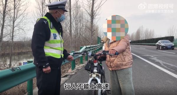 女子骑着自行车在高速上逆行？原来她是想……