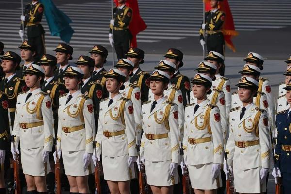 幸福账单｜退伍仪仗女兵英姿不减，游戏挑战一往无前