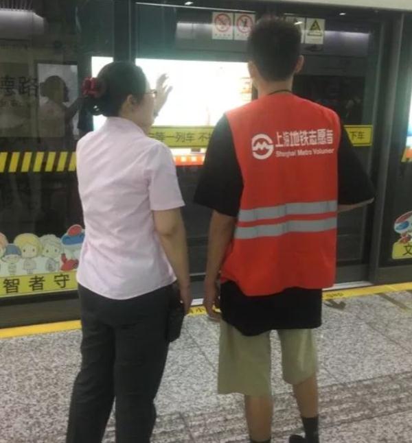 冲上热搜！上海一地铁列车被迫停运！车厢弥漫刺鼻气味…原因曝光后网友怒了