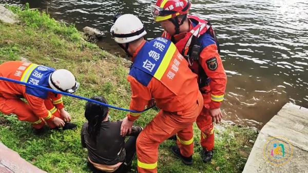 突发！福州琴亭湖一女子落水！